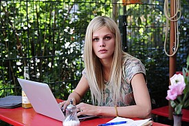 Lány Kilenc Parókával